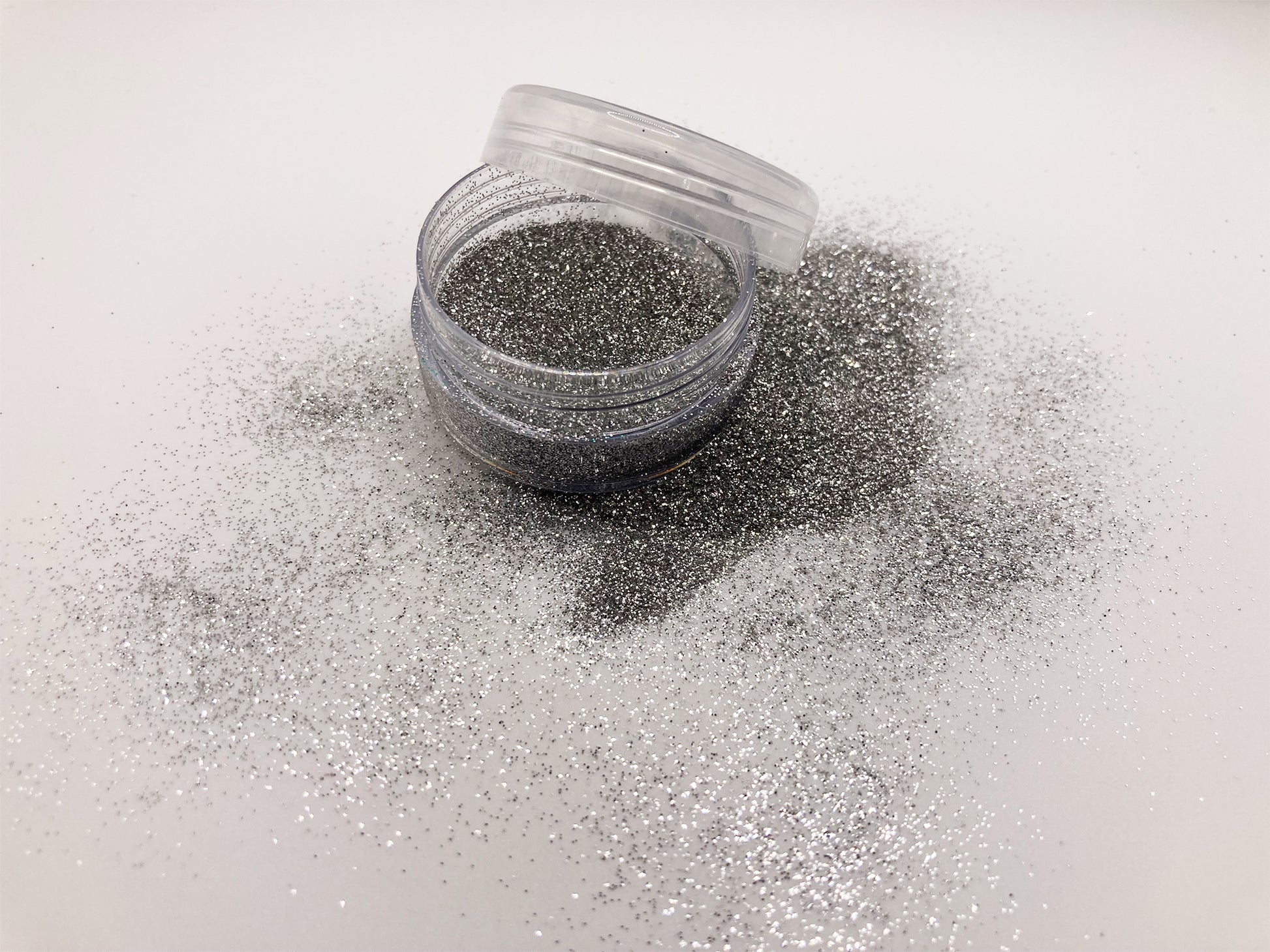 Silver Dust: kleine zilveren biologisch afbreekbare festival glitters - EcoGlitterWorld